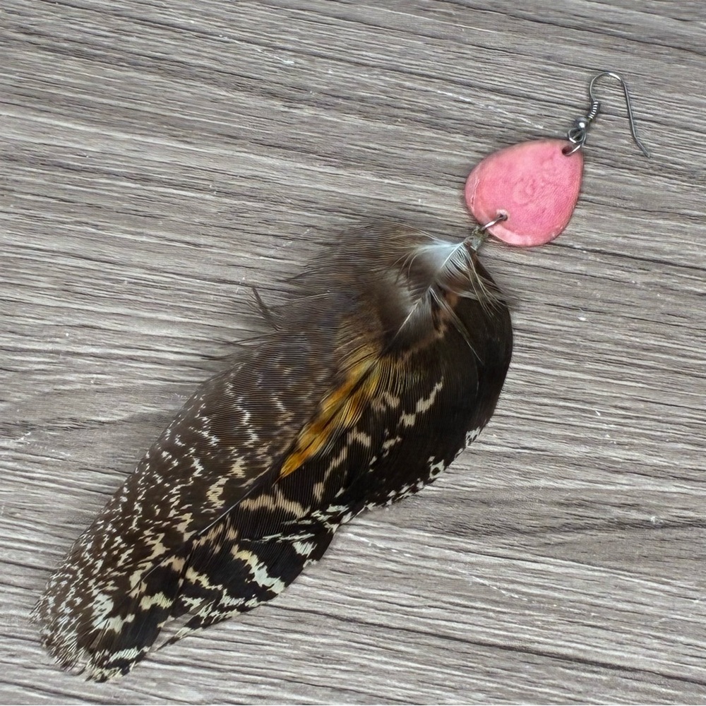 🐼 3/$25 NWOT Handmade Feather Bird Earring with Pink Accent
